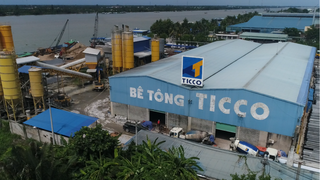 Xe bồn bê tông xả thải, súc rửa phương tiện ngay trên quốc lộ
