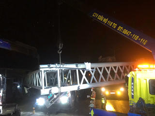 Xe đầu kéo tông sập trụ Giá long môn trên đường dẫn cao tốc, một người tử vong