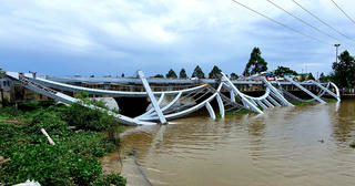 Sập công trình trang trí 4 tỉ đồng trên cầu Maspero gây cản trở giao thông