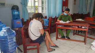 Người phụ nữ cắn tay Thượng úy Công an chảy máu tại chốt phong toả 