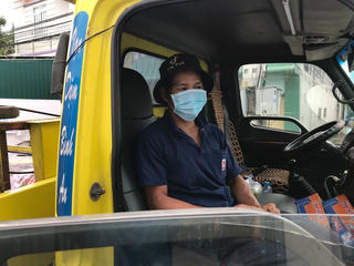 Bất ngờ 'cái kết' cho anh công nhân đi bộ gần 300km về quê