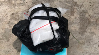 Bắt giữ đối tượng tàng trữ trái phép gần nửa kg ma túy đá