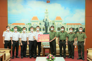 Tân cảng Sài Gòn hỗ trợ Công an TP Hồ Chí Minh 300 triệu đồng kinh phí phòng, chống COVID-19