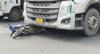 Hai thiếu nữ thoát chết dưới gầm xe đầu kéo trên đường dẫn cao tốc TP Hồ Chí Minh - Trung Lương