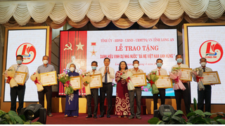 17 bà mẹ ở Long An được phong danh hiệu “Bà mẹ Việt Nam anh hùng” 