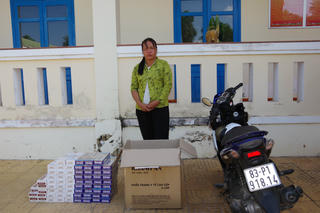 Bắt một phụ nữ tàng trữ, vận chuyển thuốc lá điếu nhập lậu