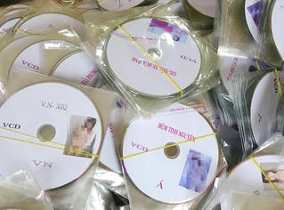 Bắt giữ xe khách vận chuyển DVD đồi trụy
