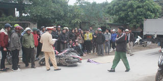 Xe tải cán chết một phụ nữ ngã xe máy