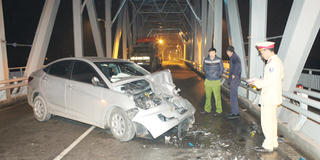 Xe con đấu đầu xe tải trên cầu, hai tài xế thoát chết