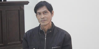 Trẻ con chơi ồn ào, chồng vác súng bắn vợ