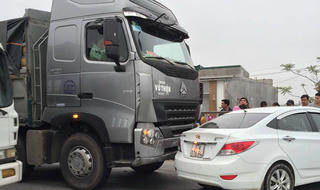 Xe “hổ vồ” tông xe con văng xa trên Quốc lộ 1A