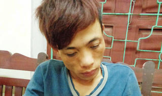 Dấu nửa cân ma túy đá trong mũ lưỡi trai đi bán 