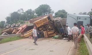 Xe đầu kéo đâm lan can chắn ngang đường Hồ Chí Minh 