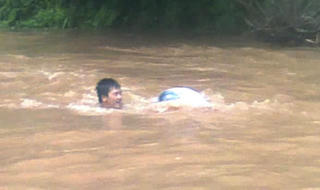 Bám thau nhựa bơi qua sông, bé trai tử vong