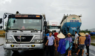 Hàng loạt xe ô tô lật trên đường tránh Vinh