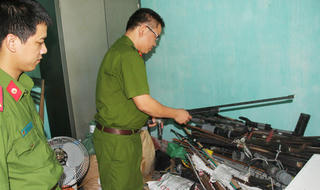 Người dân tái định cư giao nộp vũ khí tự chế