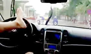 Triệu tập tài xế lái xe tải bằng chân trên cao tốc“cho vui“