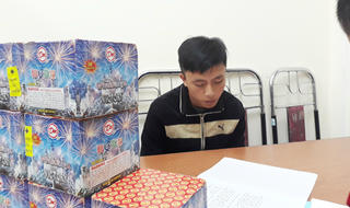 Bắt hai đối tượng vận chuyển pháo nổ 