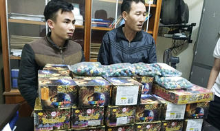 Mua gần 100kg pháo từ Lào về bán kiếm lời