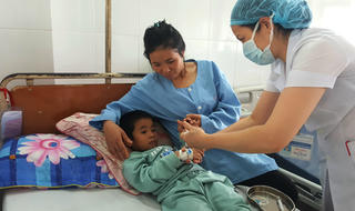 Gắp chiếc kèn nhựa trong cổ họng cháu bé 6 tuổi 