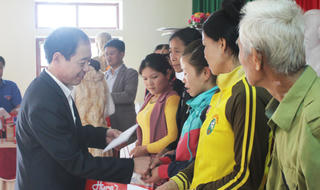 Tư pháp Nghệ An tặng quà tết cho hộ nghèo