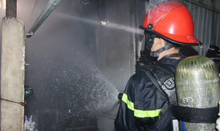 Hơn 40 cảnh sát PCCC chữa đám cháy trong chợ