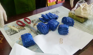 Bắt 2 đối tượng mang 1kg ma túy đá, 16.000 viên ma túy tổng hợp vào Việt Nam