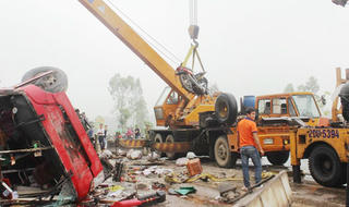 Xe khách Thái Bình lật ở Hà Tĩnh, 2 người chết, hơn 10 người bị thương