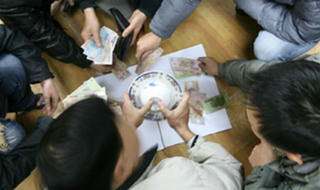 Công cụ hỗ trợ “cướp cò” khi bắt đánh bạc khiến một người bị thương