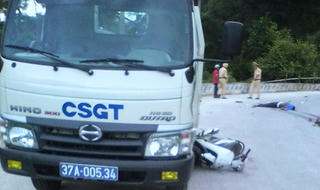 Va chạm với xe CSGT, chồng  tử vong, vợ nguy kịch