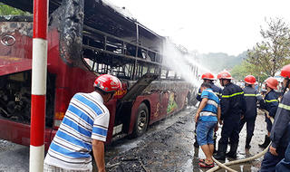 Đậu bên đường ăn trưa xe giường nằm bốc cháy dữ dội