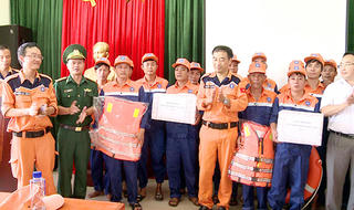 Cứu 17 thuyền viên gặp nạn trên vùng biển đang ảnh hưởng áp thấp nhiệt đới