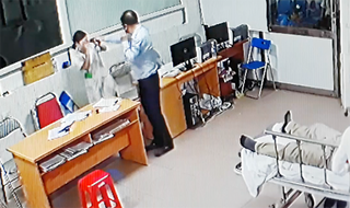 Nhân viên đi cấp cứu, giám đốc doanh nghiệp hành hung bác sỹ?  