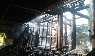 Lửa thiêu rụi ngôi đền cổ ở Nghệ An