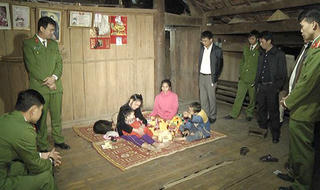 Gần 300 người được huy động tìm bé gái 2 tuổi mất tích