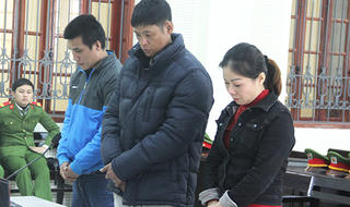 Mang con gái 5 tuổi vào khách sạn bắt cầm ma túy