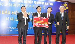 Formosa Hà Tĩnh trao hơn 1,8 tỷ đồng tài trợ công ích dịp cuối năm