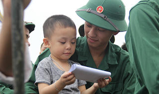 Xúc động hình ảnh hàng nghìn thanh niên Nghệ An lên đường nhập ngũ