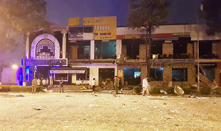 Nổ lớn tại một nhà hàng lúc rạng sáng rung lắc một góc thành phố, người dân náo loạn