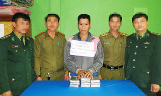 Bắt đối tượng người Lào vận chuyển 10 bánh heroin sang Việt Nam