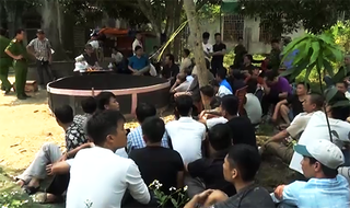 Bắt 52 đối tượng đang say sưa bên hai sới gà