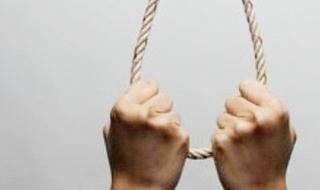 Uống thuốc tự tử bất thành, một trưởng phòng treo cổ tại nhà riêng