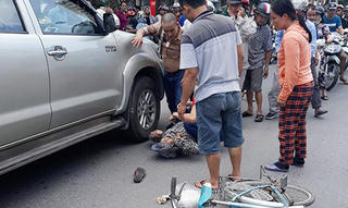 Khởi tố tài xế đi ngược chiều, lùi xe tông chết bà cụ