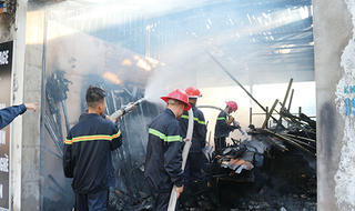 Ngọn lửa thiêu rụi ba ki ốt và một xe ô tô ở chợ