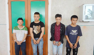 Bắt nhóm thanh niên vác kiếm chặn xe ô tô, 'xin đểu' tài xế