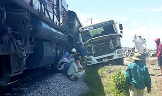 Cố vượt đường sắt, xe bồn bị tàu hàng tông nát đầu