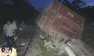 Tàu hàng trật ray tại Nghệ An