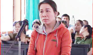 4 tháng tù cho tiểu thương hắt tiết lợn vào người chủ tịch huyện