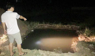 Bàng hoàng phát hiện 2 bé trai chết dưới hố chôn cột điện không che chắn