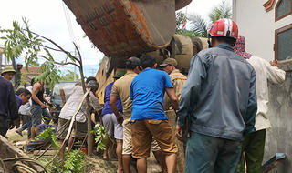 Xe lu lập úp, tài xế bị đè tử vong